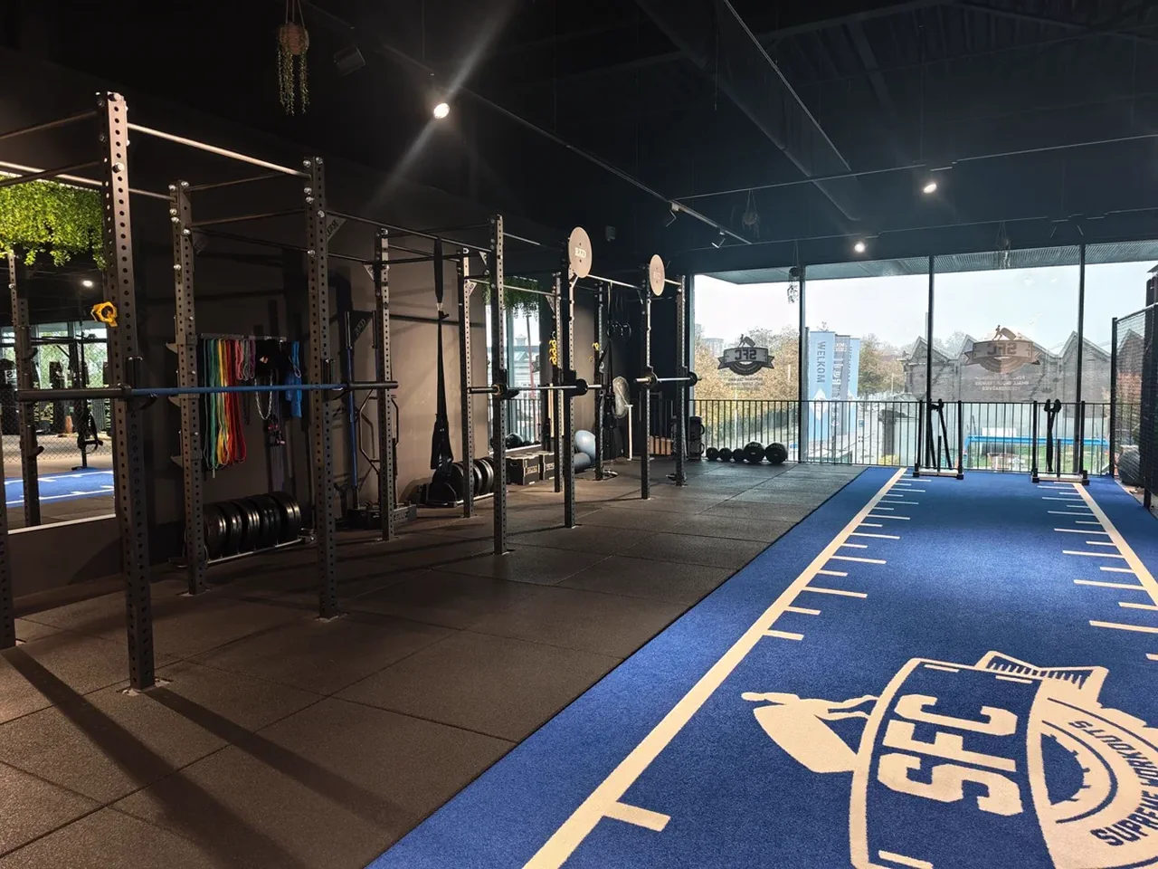 Binnenaanzicht van een vastgelegde trainingsruimte bij Supreme Force Center.