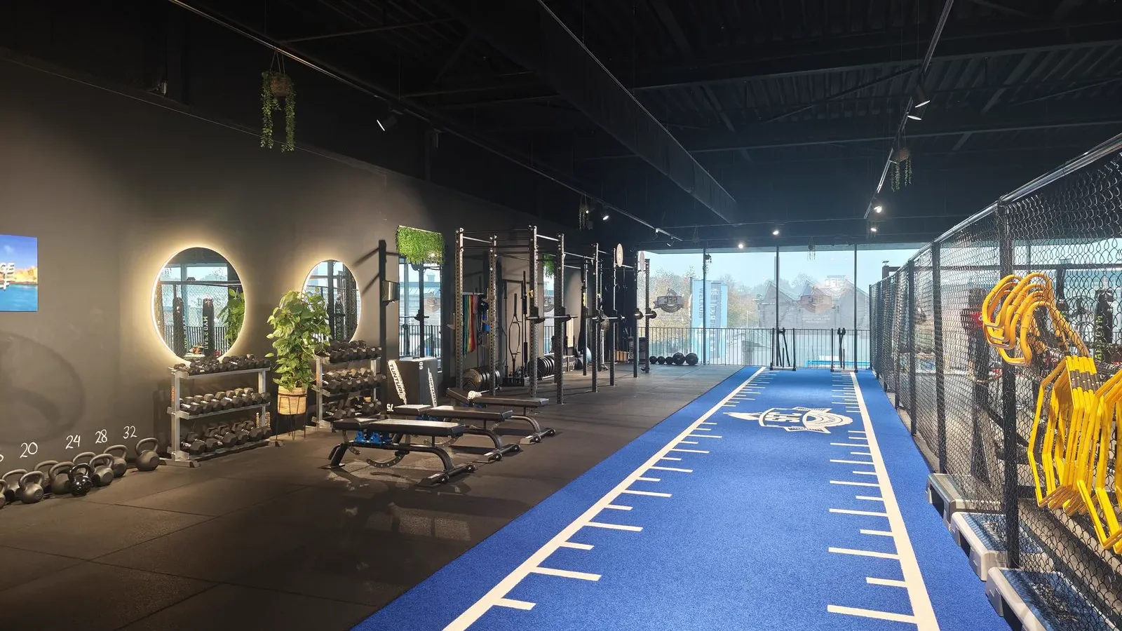 Overzicht van een vastgelegde trainingsruimte bij Supreme Force Center.