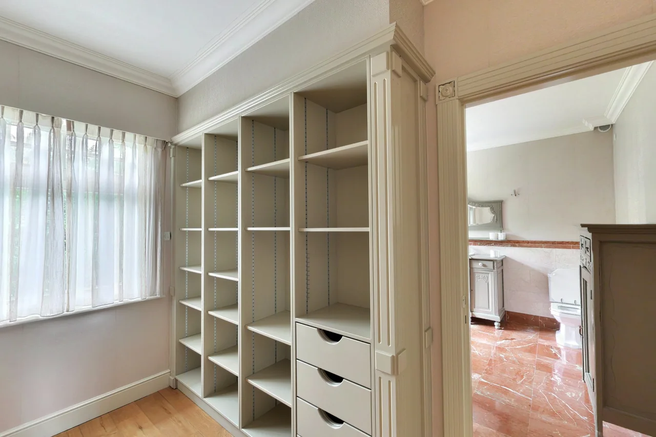 Een licht interieur uit de opname van de Belgische woning.
