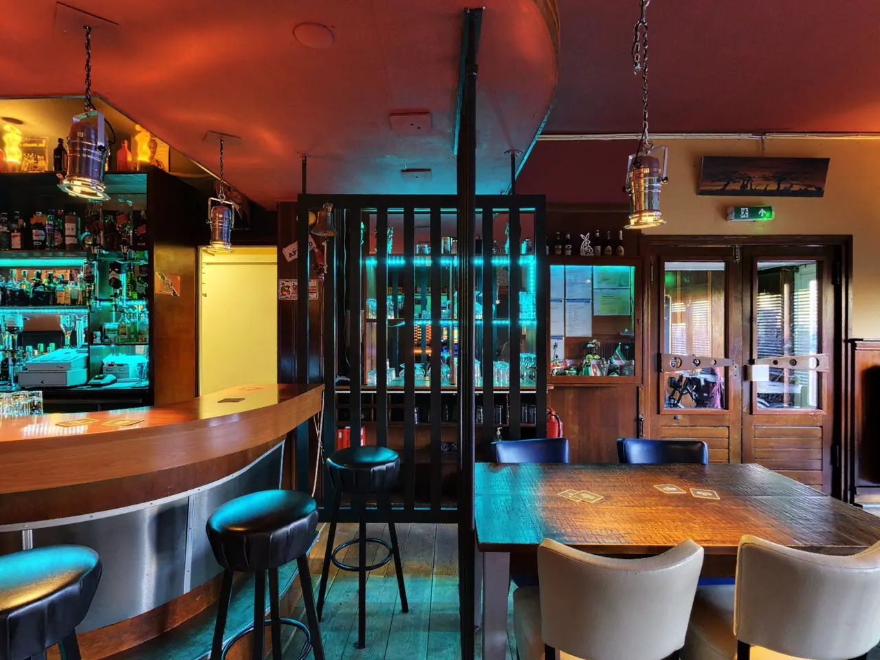 De bar en zithoek van The Gillmore Inn.
